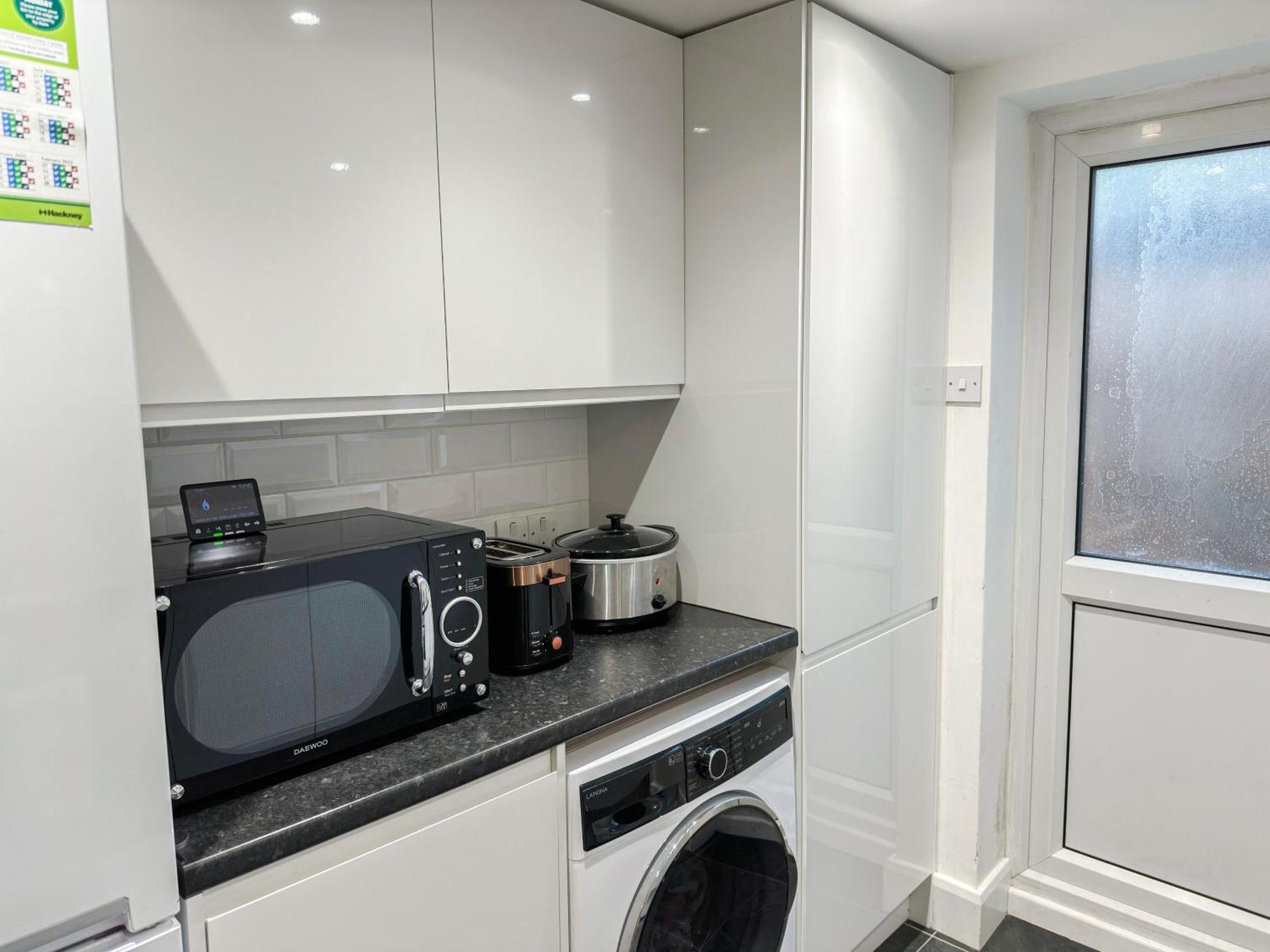 1-Bedroom Flat With Small Garden & Paid Parking In Finsbury Park, Highbury London Exterior photo
