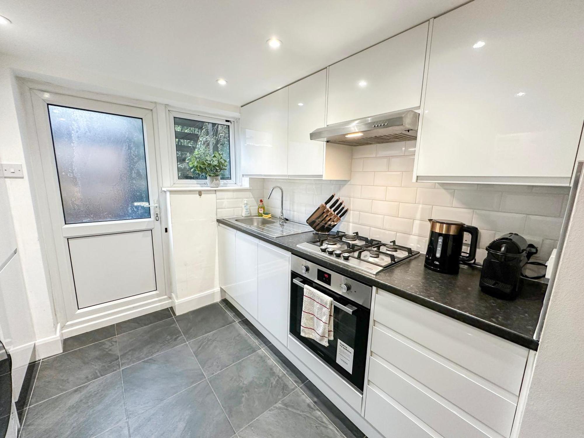 1-Bedroom Flat With Small Garden & Paid Parking In Finsbury Park, Highbury London Exterior photo