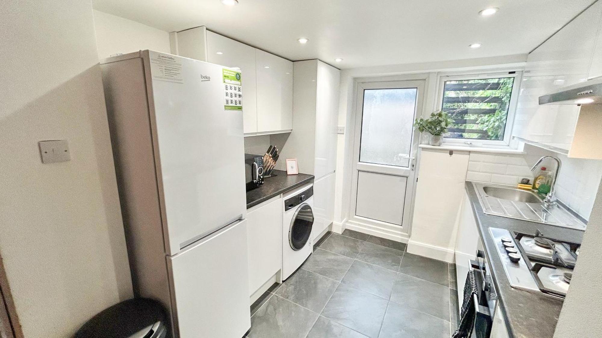 1-Bedroom Flat With Small Garden & Paid Parking In Finsbury Park, Highbury London Exterior photo