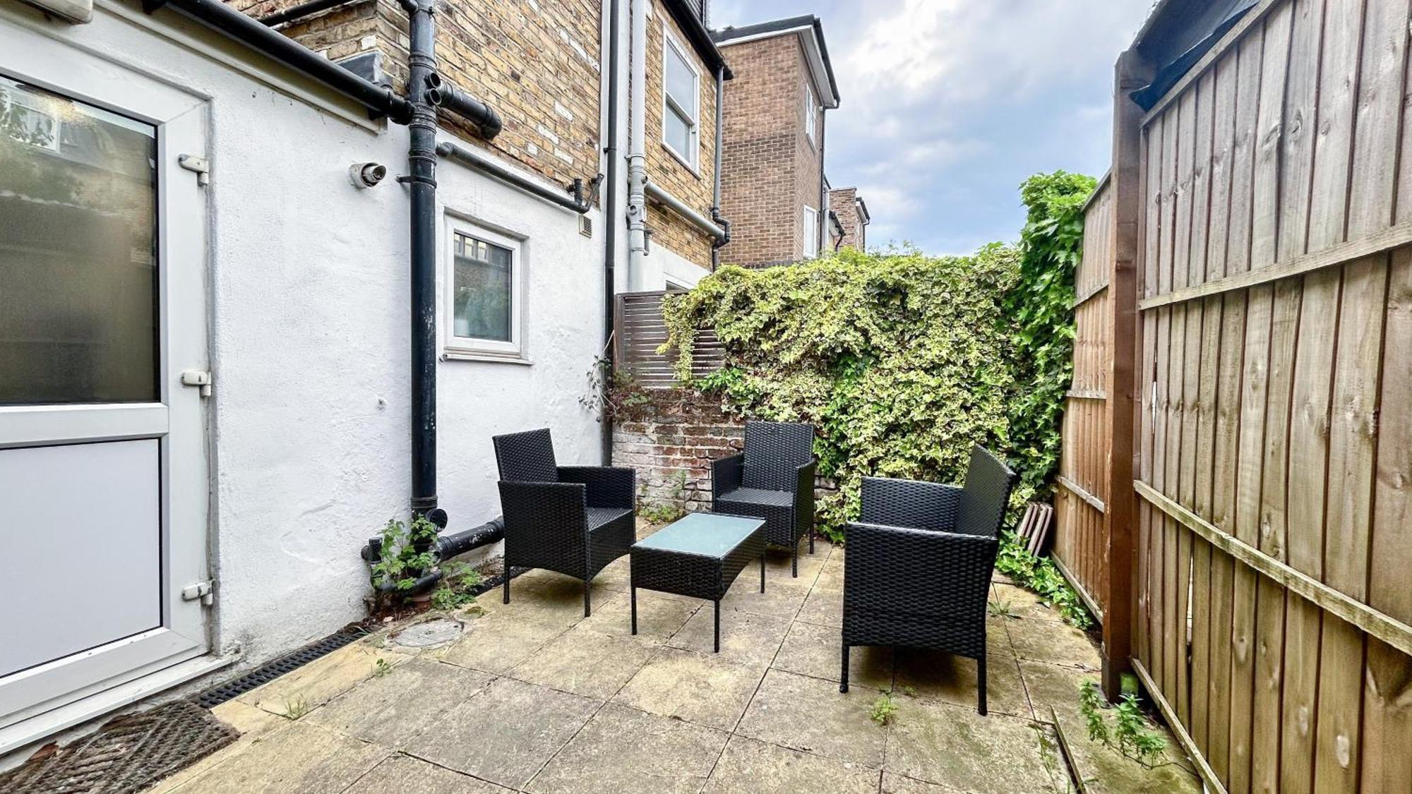 1-Bedroom Flat With Small Garden & Paid Parking In Finsbury Park, Highbury London Exterior photo