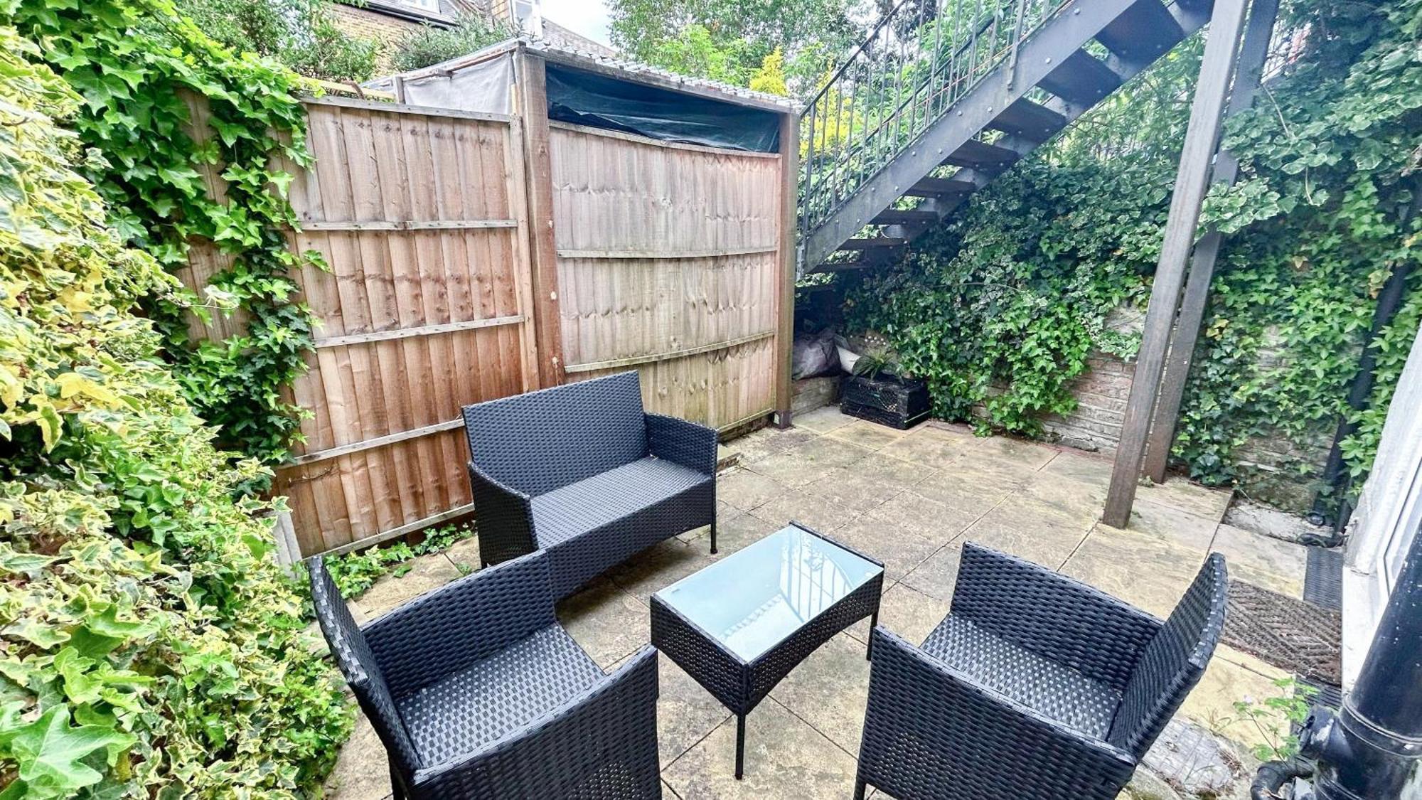 1-Bedroom Flat With Small Garden & Paid Parking In Finsbury Park, Highbury London Exterior photo