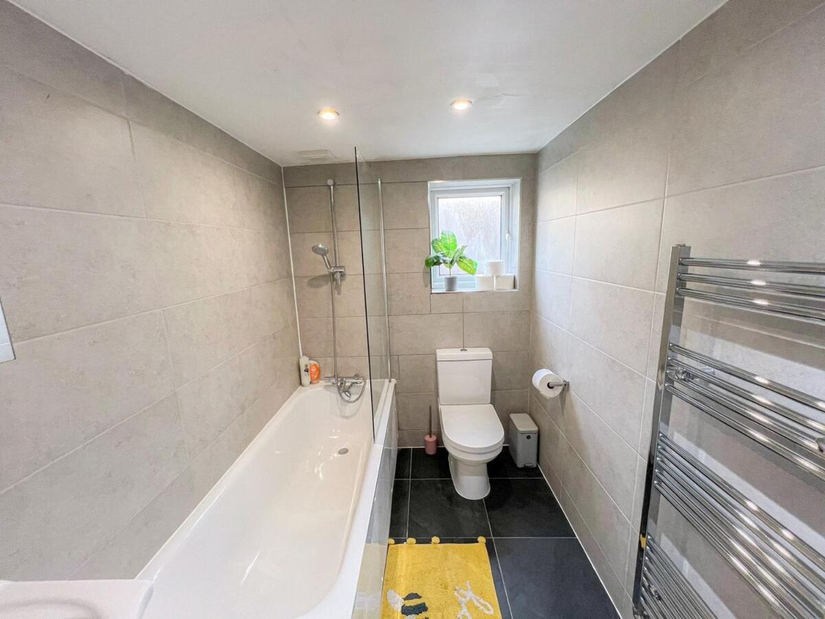 1-Bedroom Flat With Small Garden & Paid Parking In Finsbury Park, Highbury London Exterior photo