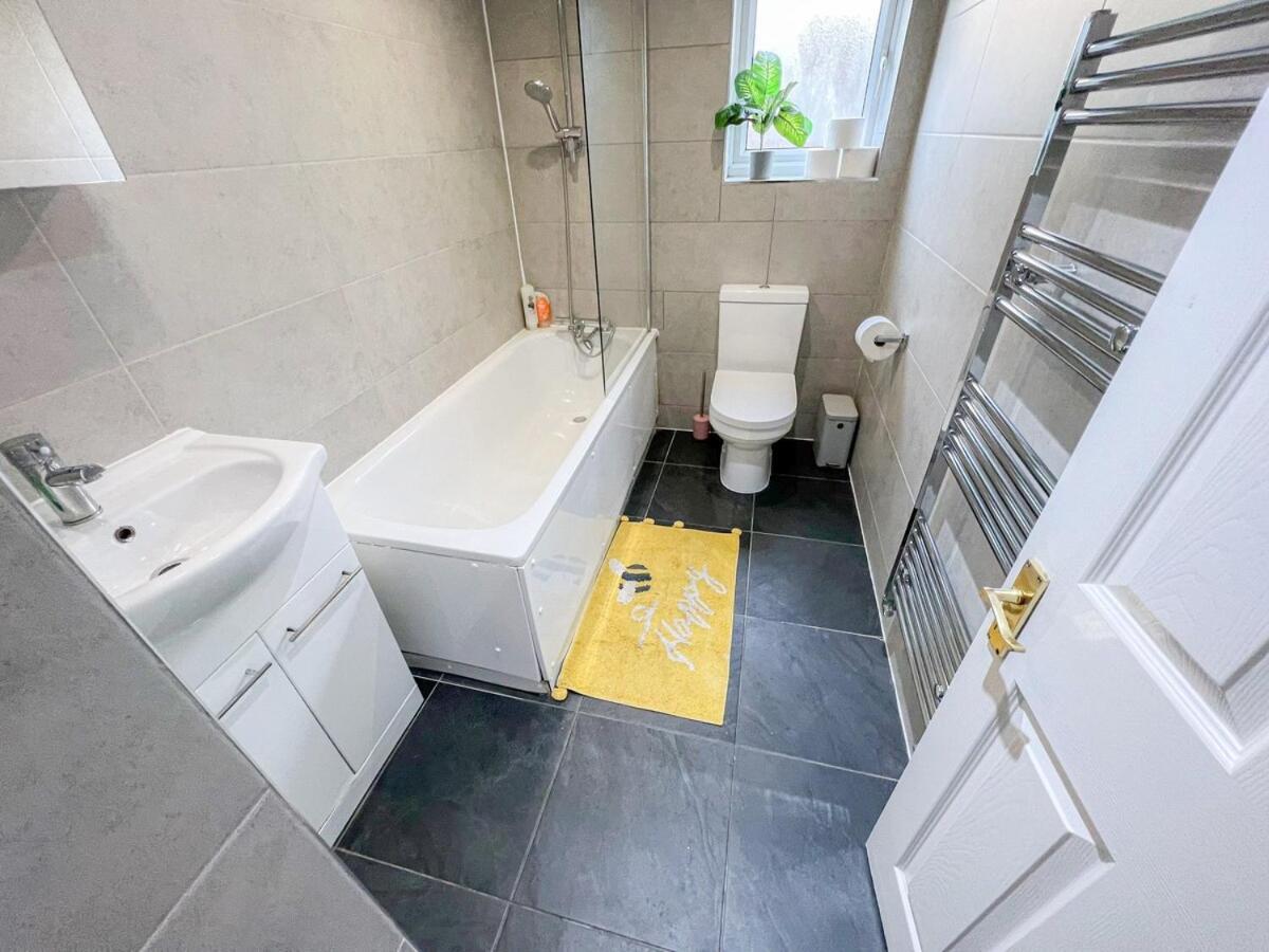 1-Bedroom Flat With Small Garden & Paid Parking In Finsbury Park, Highbury London Exterior photo