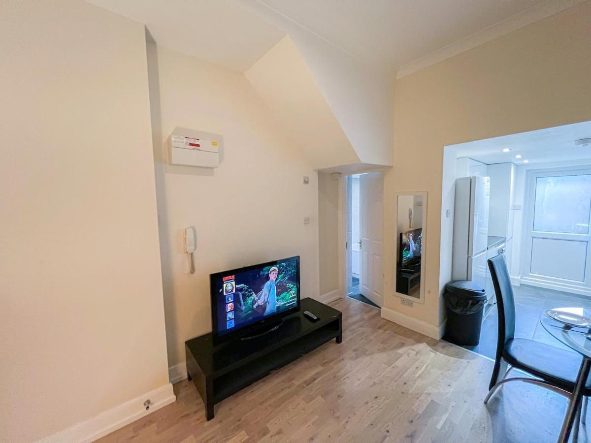 1-Bedroom Flat With Small Garden & Paid Parking In Finsbury Park, Highbury London Exterior photo