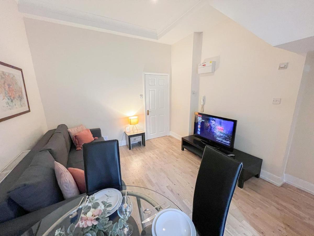 1-Bedroom Flat With Small Garden & Paid Parking In Finsbury Park, Highbury London Exterior photo