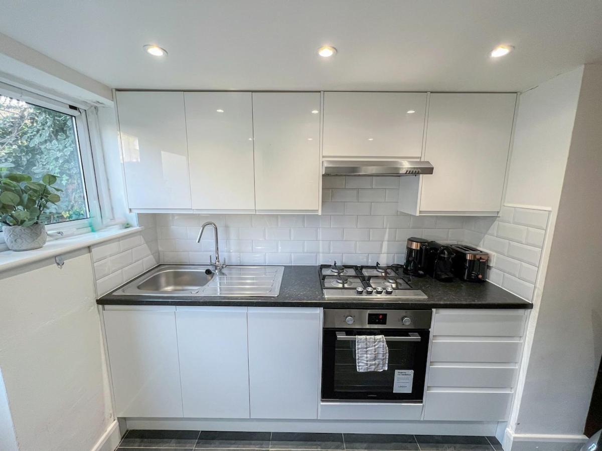 1-Bedroom Flat With Small Garden & Paid Parking In Finsbury Park, Highbury London Exterior photo
