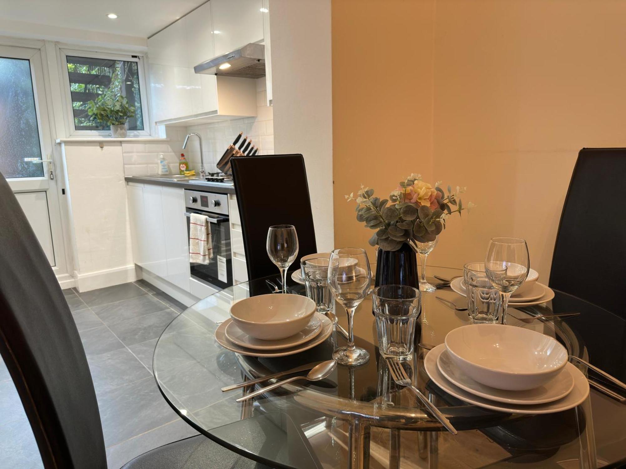 1-Bedroom Flat With Small Garden & Paid Parking In Finsbury Park, Highbury London Exterior photo